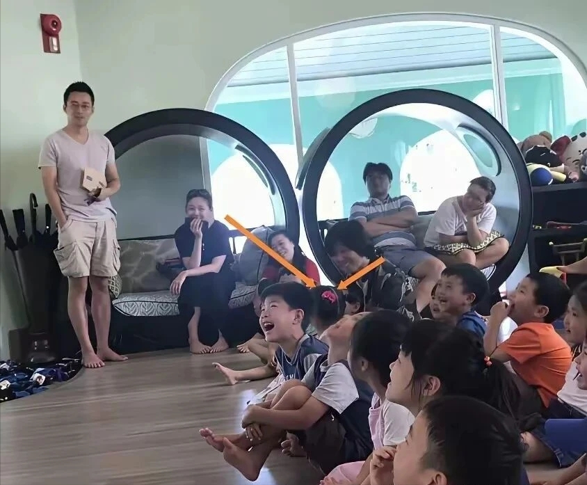 元游棋牌登录入口-大s去小玥儿学校照曝光！一脸慈母样好温柔，和小杨阿姨相处融洽