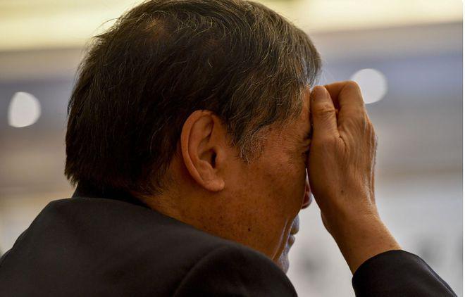 元游棋牌登录入口-70岁大爷哭诉：有存款30万，退休金6000的我，现在却沦落到捡破烂